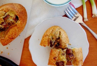 Хлебные лодочки с колбасой и грибами