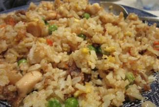 Куриное филе с жаренным рисом и овощами