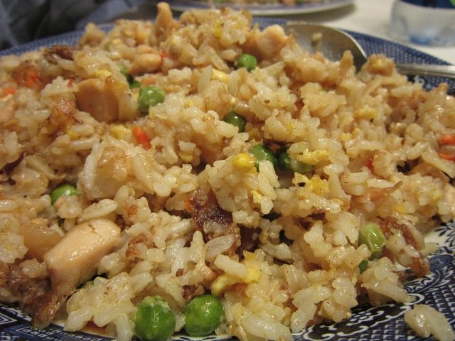 Куриное филе с жаренным рисом и овощами