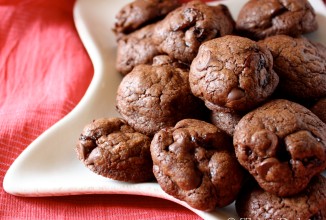 Шоколадное печенье с вишней