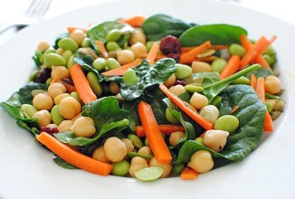 Салат с соевыми бобами и шпинатом