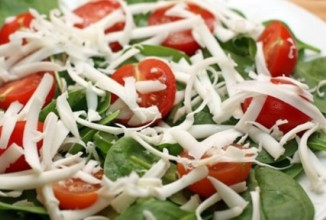 Салат из помидоров с рукколой