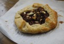 Пирог с карамельным луком и козьим сыром