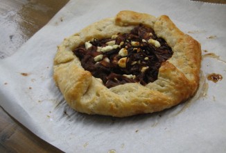Пирог с карамельным луком и козьим сыром