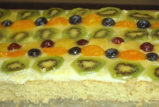 Сливочный торт с фруктами