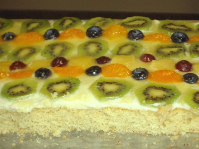 Сливочный торт с фруктами