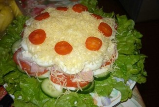 Салат овощной с яйцом и ветчиной