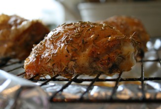  Запеченные до хрустящей корочки куриные бедрышка