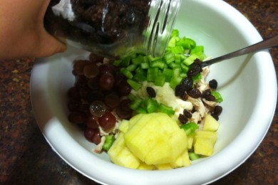 Авокадо фаршированный куриным салатом - приготовление