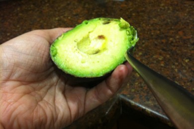 Авокадо фаршированный куриным салатом - приготовление