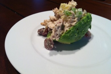 Авокадо фаршированный куриным салатом - приготовление