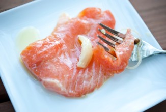 Лосось соленый со специями