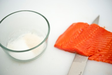 Лосось соленый со специями - приготовление