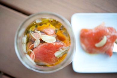 Лосось соленый со специями - приготовление