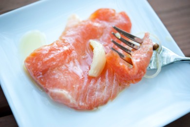 Лосось соленый со специями - приготовление