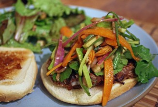 Бургеры с черной фасолью, мускатной тыквой и овощным салатом с заправкой