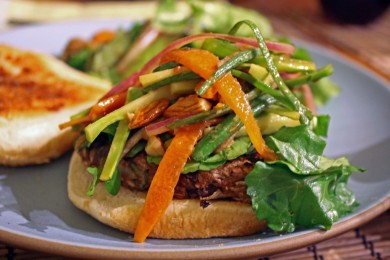 Бургеры с черной фасолью, мускатной тыквой и овощным салатом с заправкой - приготовление