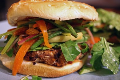 Бургеры с черной фасолью, мускатной тыквой и овощным салатом с заправкой - приготовление