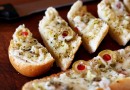 Хрустящий багет с оливками, чесноком и сыром