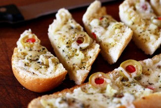 Хрустящий багет с оливками, чесноком и сыром