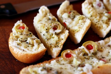 Рецепт Хрустящий багет с оливками, чесноком и сыром