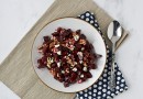 Маринованная запеченная свекла с жареными грецкими орехами и сыром
