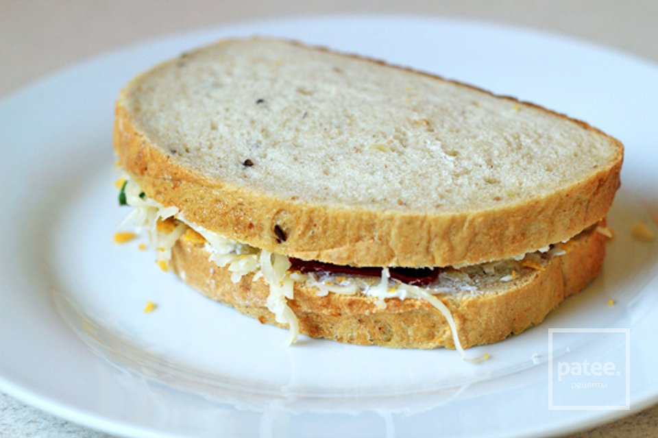 Поджаренный хрустящий сандвич  с перцем чили и сыром - Шаг 10