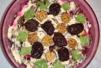 Салат мясной с овощами и черносливом