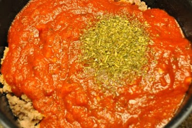 Запеченные спагетти с мясом и сырным ассорти - приготовление