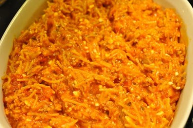 Запеченные спагетти с мясом и сырным ассорти - приготовление