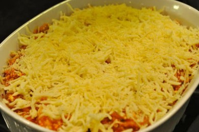 Запеченные спагетти с мясом и сырным ассорти - приготовление