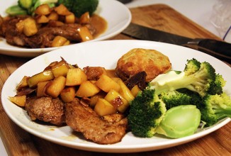 Свиные отбивные с луком и яблоками