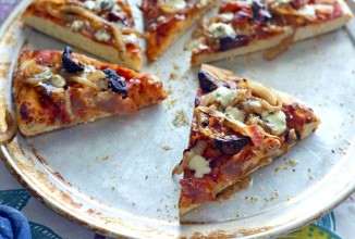 Пицца с инжиром и ветчиной