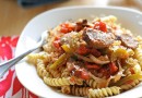 Паста с остренькими колбасками и овощами