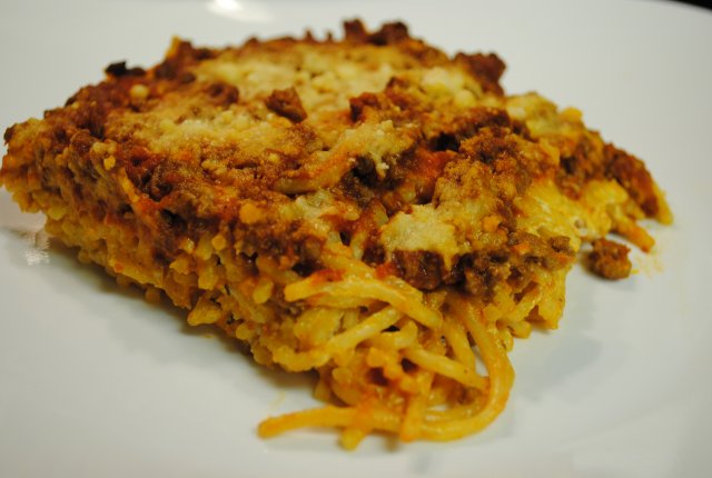 Запеканка из спагетти с мясом и сыром