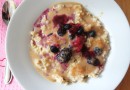 Овсянка с ягодами и арахисовым маслом