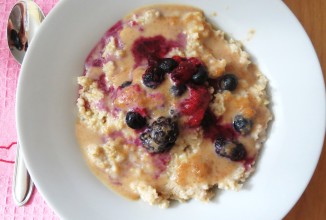 Овсянка с ягодами и арахисовым маслом