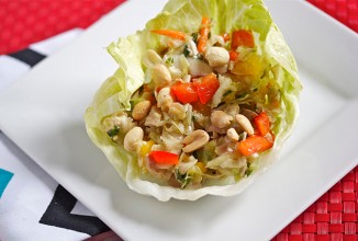 Курица по-азиатски на листьях салата