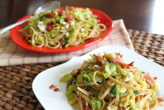 Паста с брюссельской капустой, беконом и помидорами