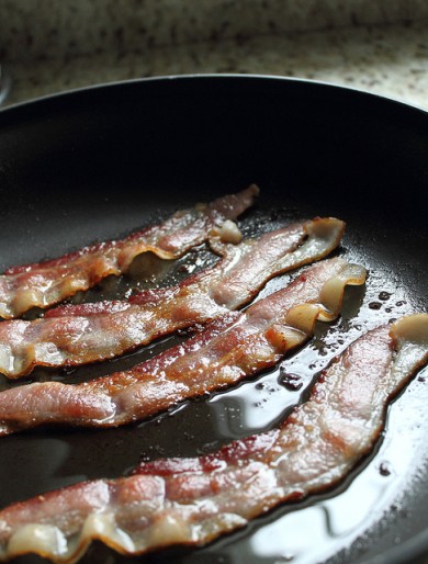 Паста с брюссельской капустой, беконом и помидорами - Шаг 2