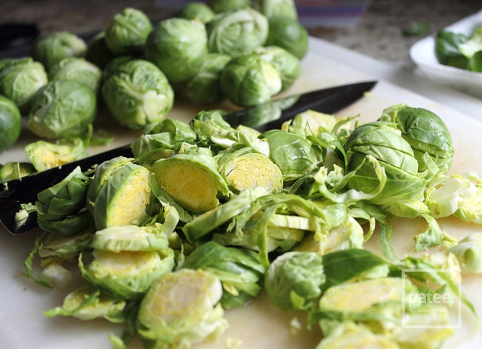 Паста с брюссельской капустой, беконом и помидорами - Шаг 3