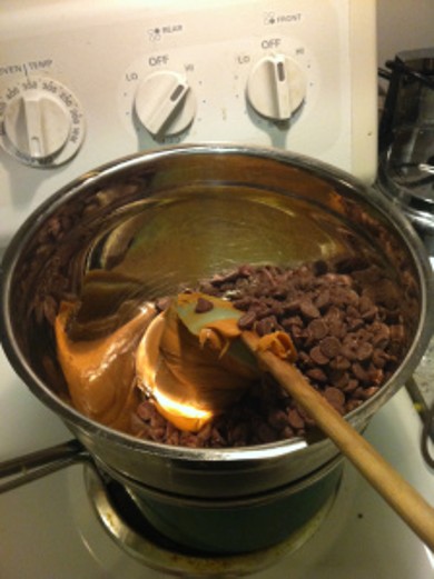 Шоколадно-арахисовый десерт с рисовыми хлопьями - Шаг 1