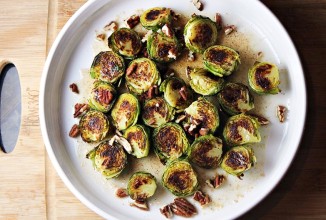 Брюссельская капуста в сливочном масле, кленовом сиропе с орехами пекан