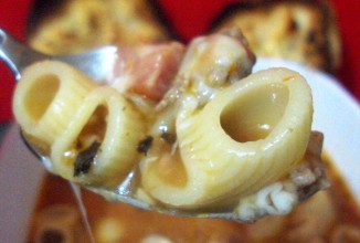 Суп говяжий с пастой, колбасой и моцареллой