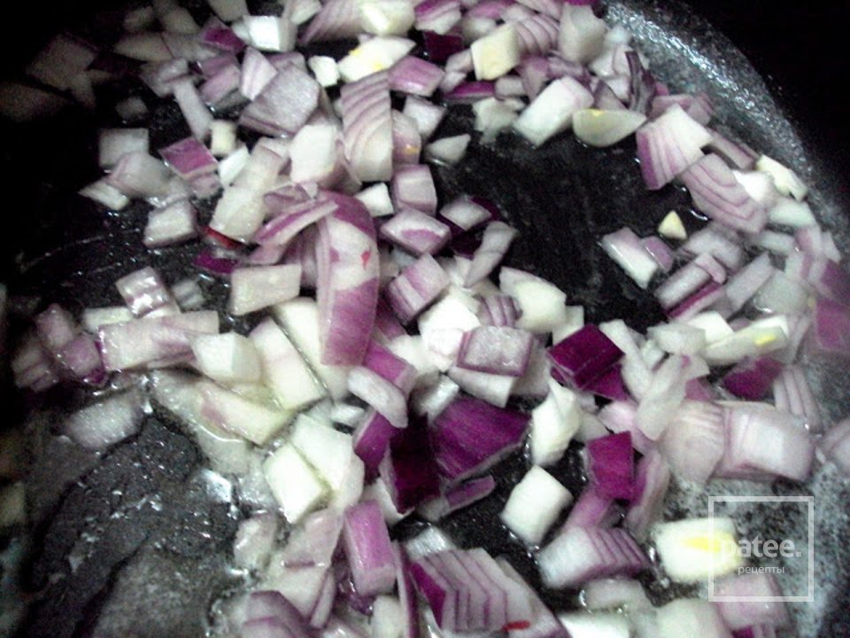 Суп говяжий с пастой, колбасой и моцареллой - Шаг 3