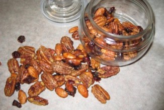 Пряные орешки с клюквой