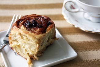 Роллы с ромом, изюмом и корицей