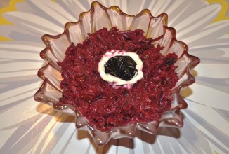 Салат из свеклы с чесноком и черносливом