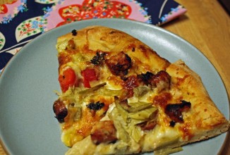 Нежная чесночная пицца с куриными колбасками