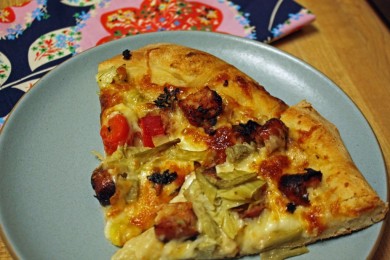 Рецепт Нежная чесночная пицца с куриными колбасками